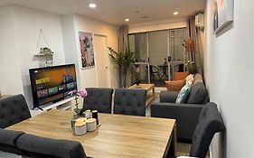 Stunning 3 Bd 2 Bth City Apt Pool And Carpark
